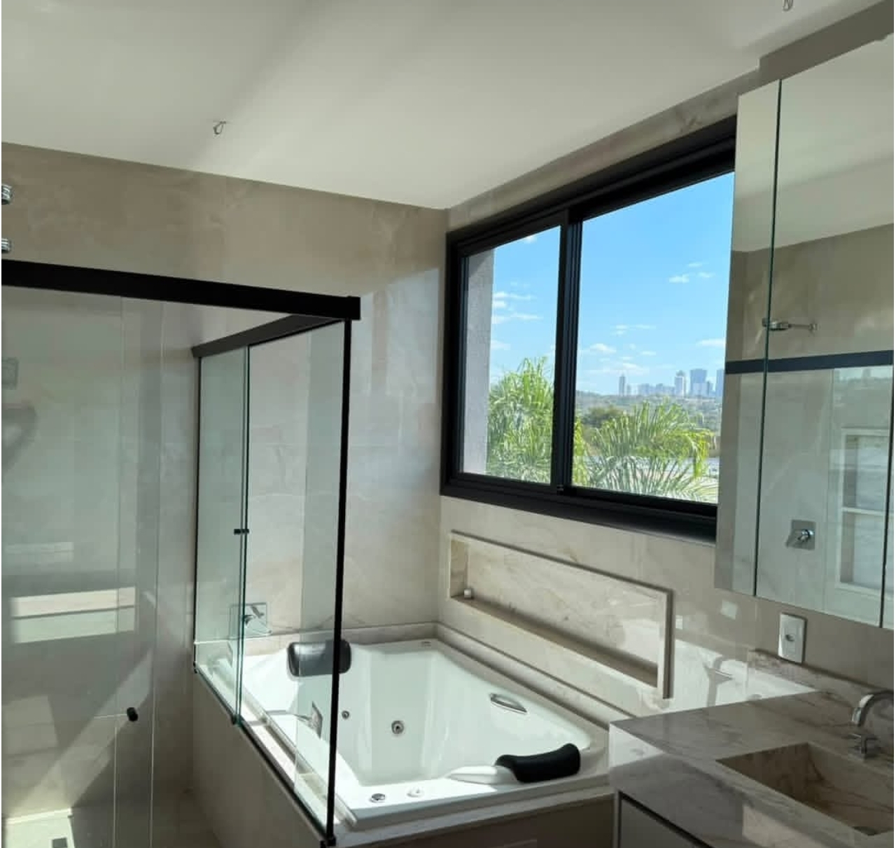 Casa nova, 4 suítes, piscina aquecida, 470 m², Alphaville Goiás — miniatura 3