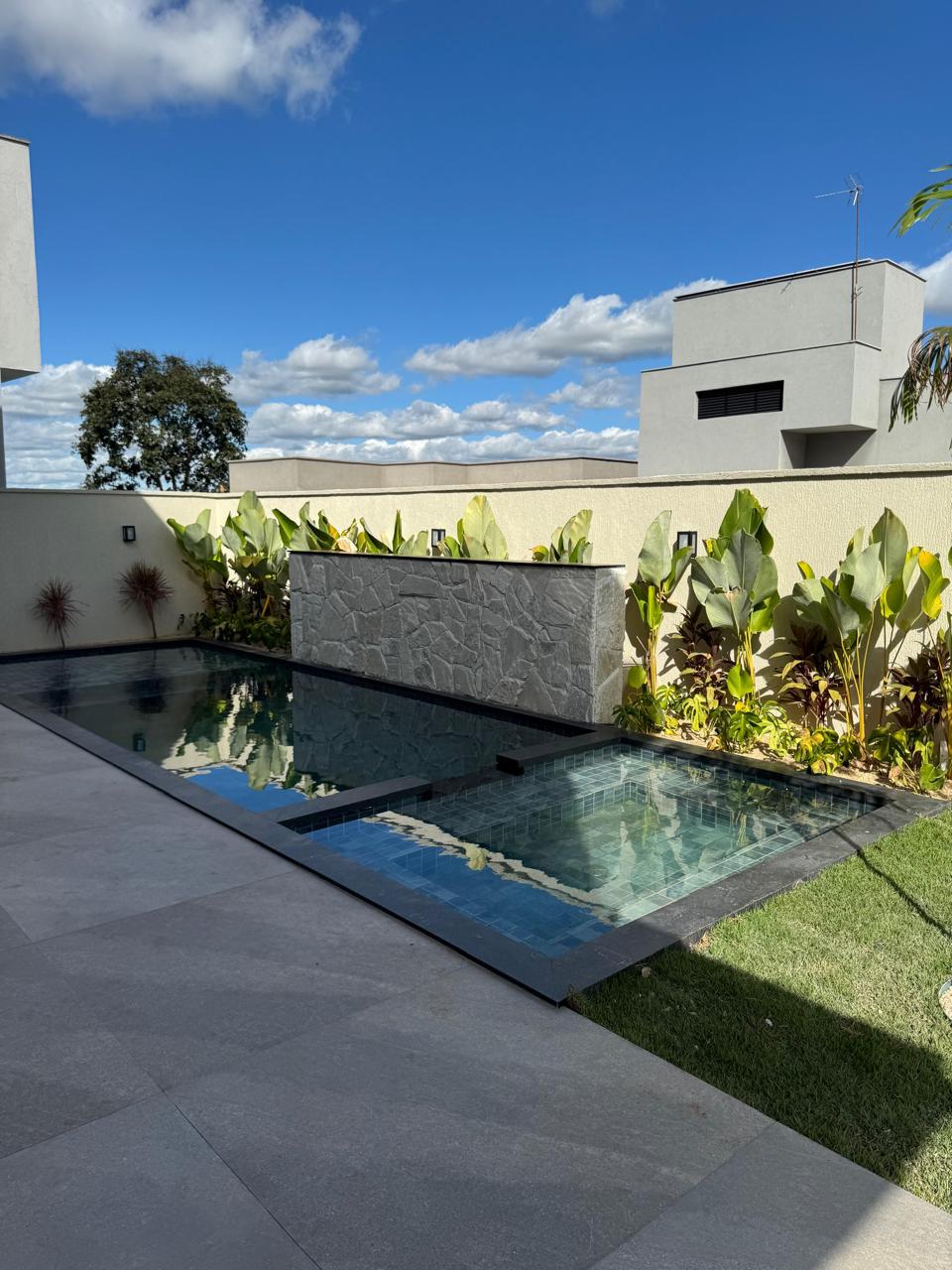 Sobrado de alto padrão com elevador privativo à venda no Portal do Sol — Casa em condomínio à venda em Residencial Goiânia Golfe Clube (foto 1)